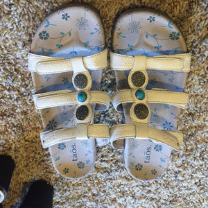 TAOS  WHITE  LEATHER SANDALS SIZE 8
